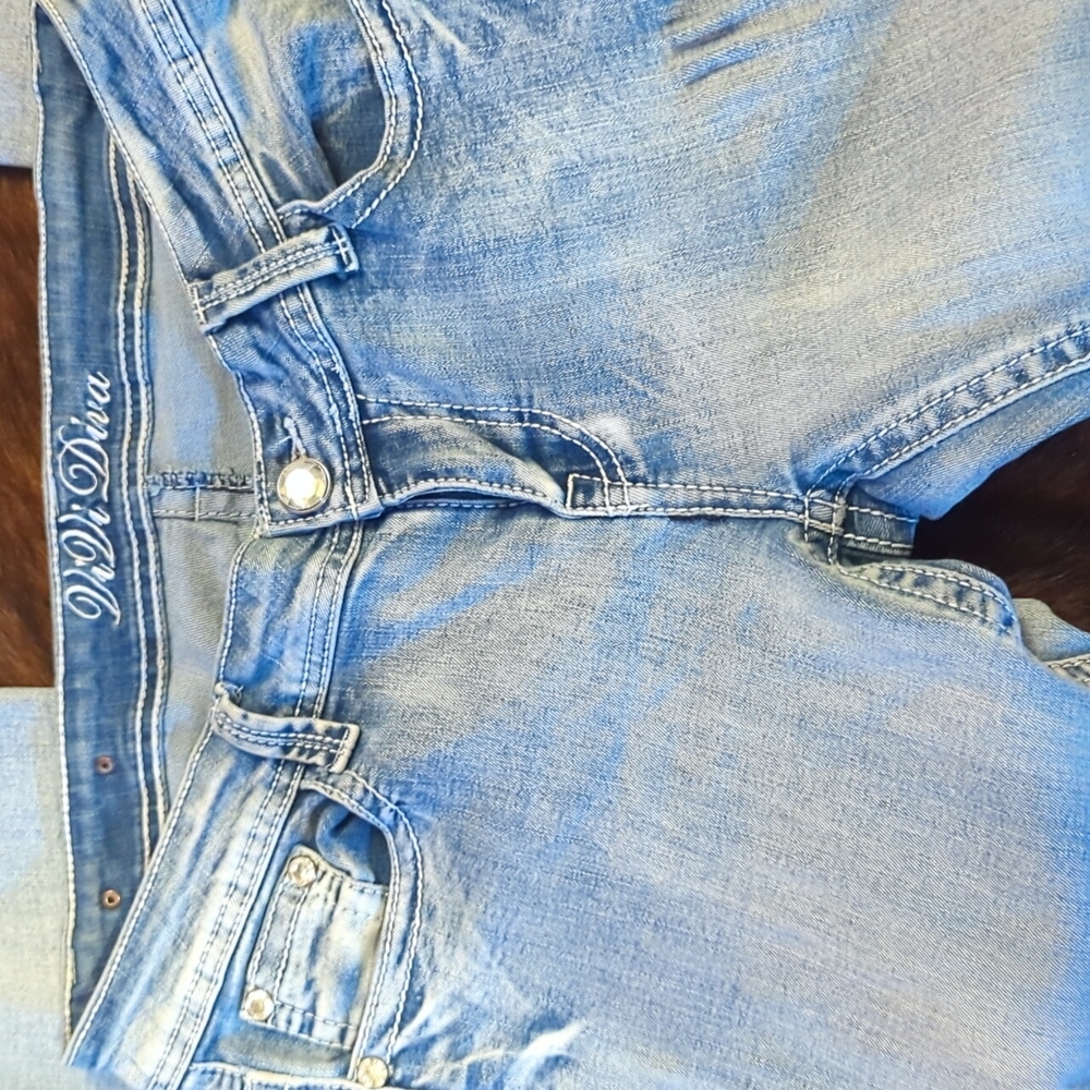 ViVi Diva. Distressed denim.